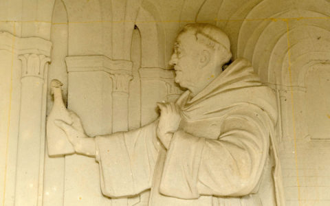 Bas relief du Moine Dom Perignon inventeur du Champagne