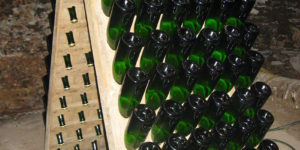 Le pupitre en bois pour le remuage du champagne